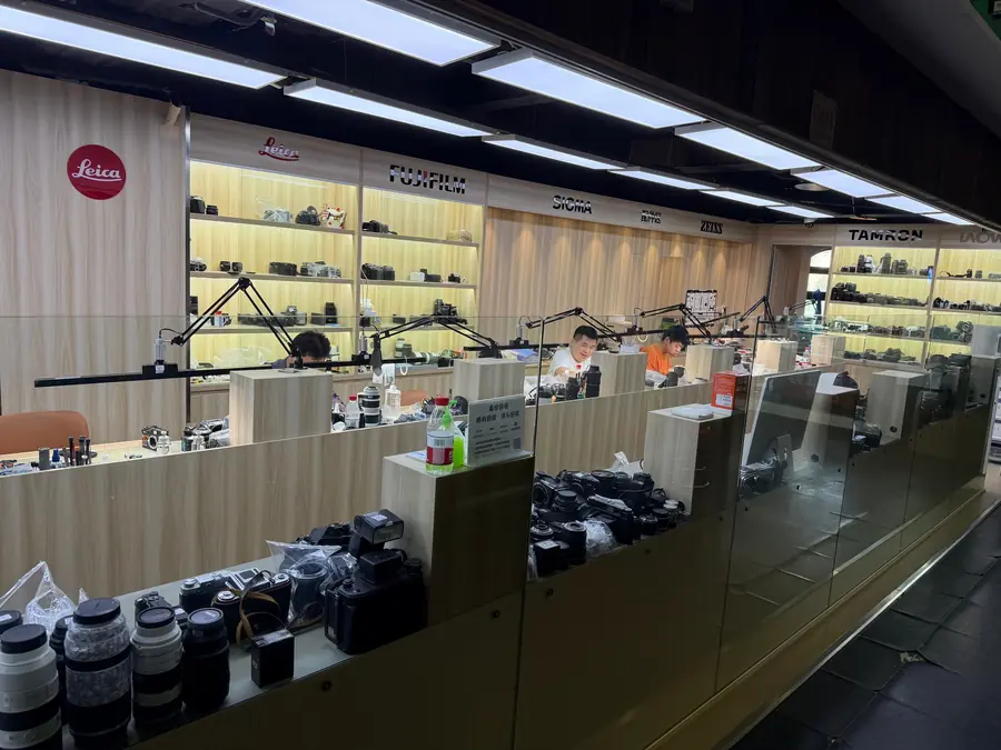 飞腾相机快修前台柜台上的相机机身、镜头与现场检测电脑